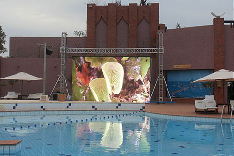 DN390 Haning In Swimming Pool,Australia